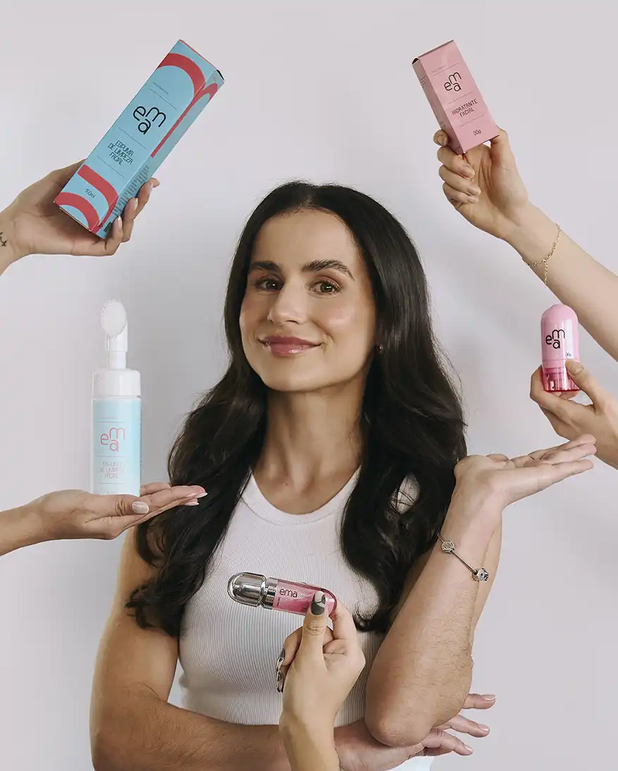 Mulher sorrindo com os produtos da rotina Ema Ceuticals ao redor do rosto