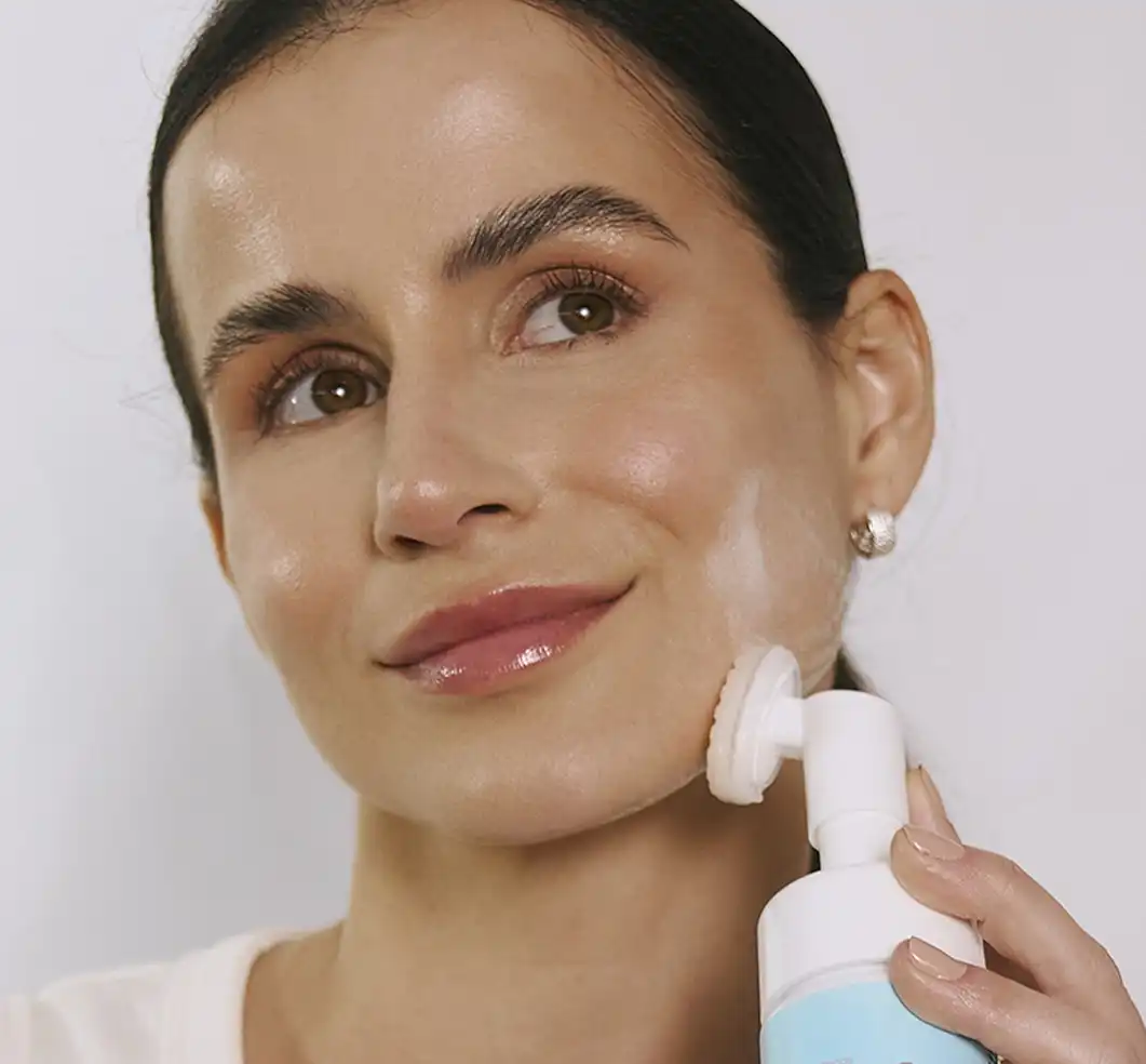 Aplicação da Espuma de Limpeza Facial Ema