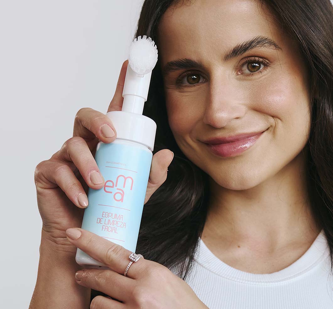 Mulher segurando a Espuma de Limpeza Facial Ema